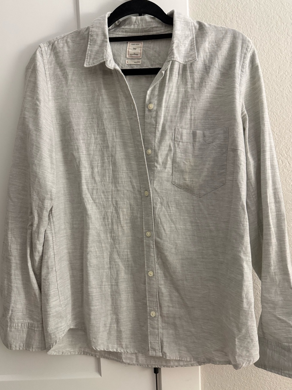 Title: Gap "The Fitted Boyfriend" Button-Down Shirt - Size S (Light Gray)
